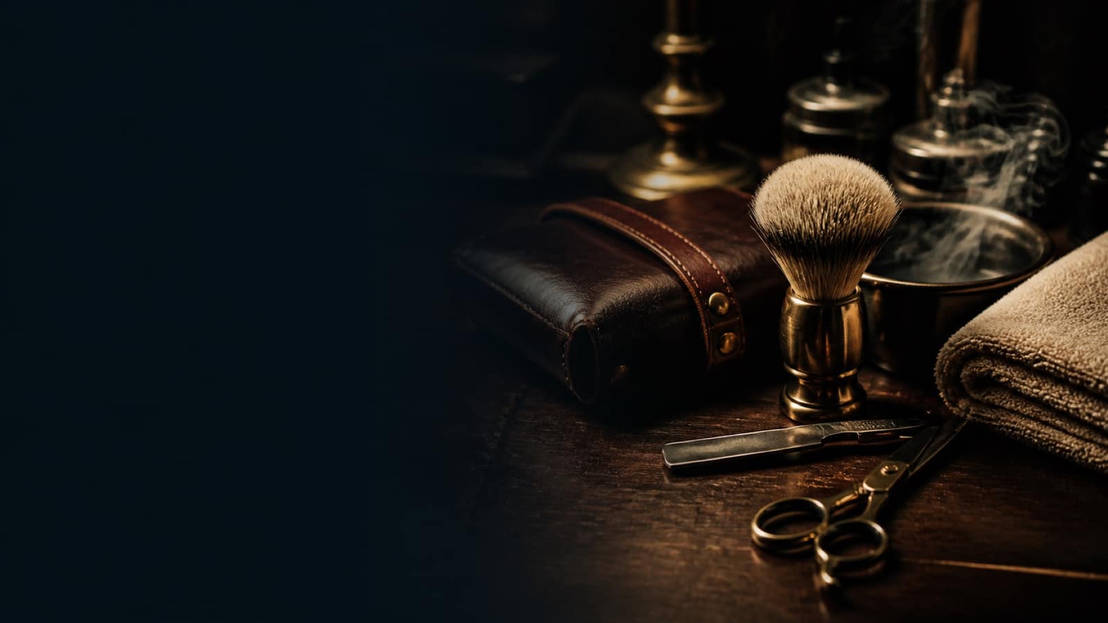 Herramientas clásicas de barbería, cuero y latón bajo una luz cálida.